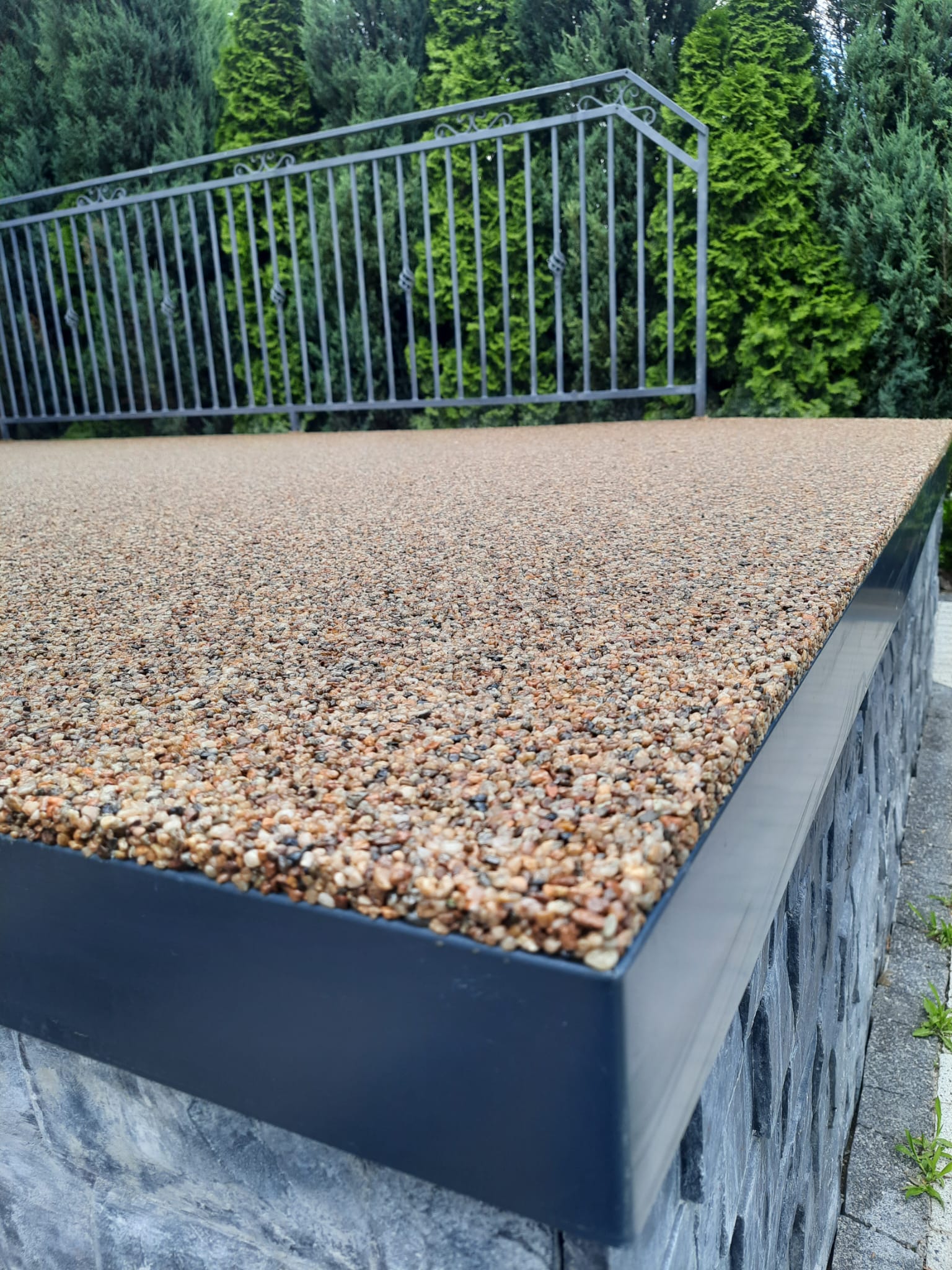 Remont balkonów i tarasów z wykończeniem dywanem żywicowym kamiennym